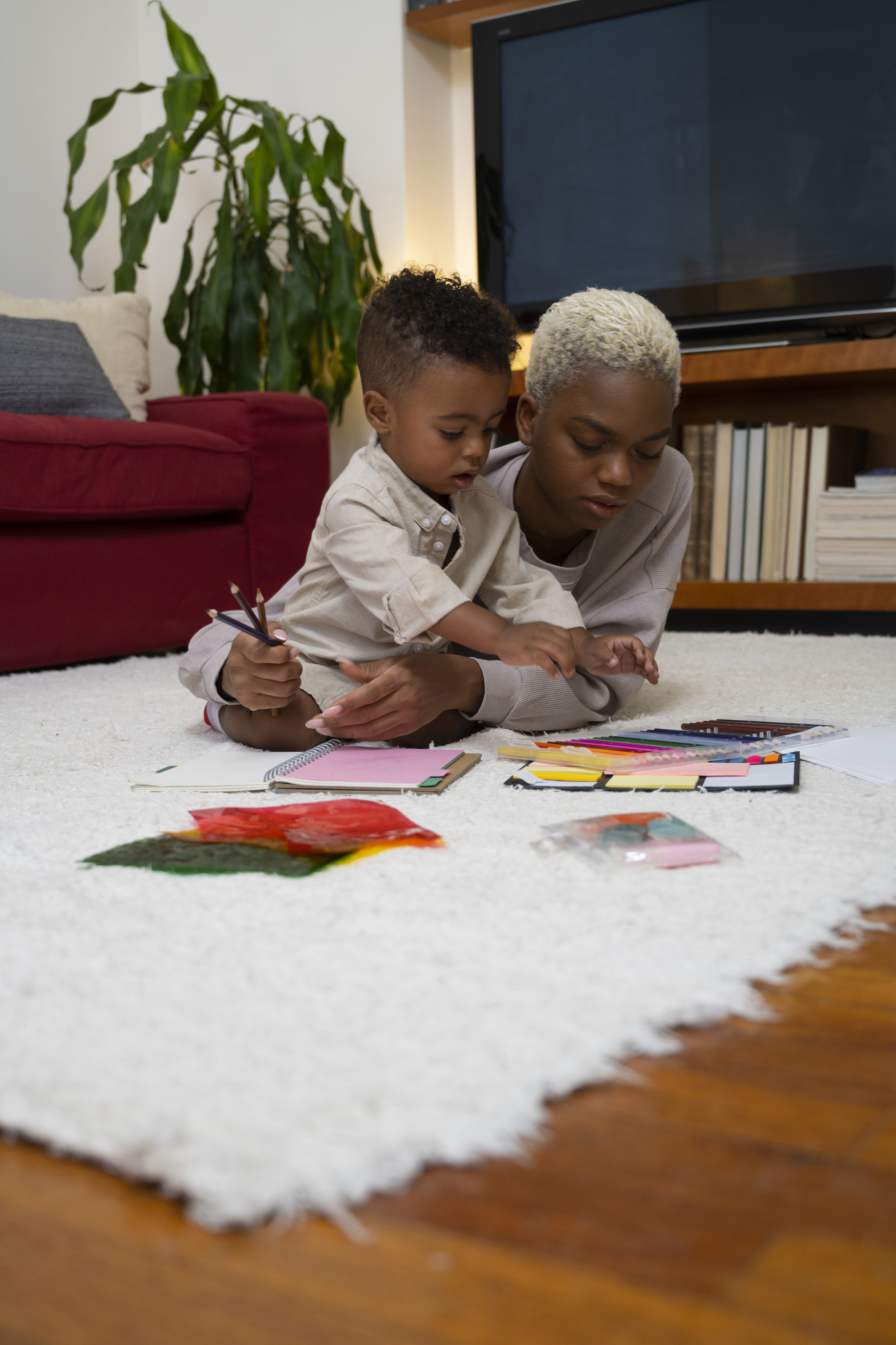 mother drawing with kid full shot